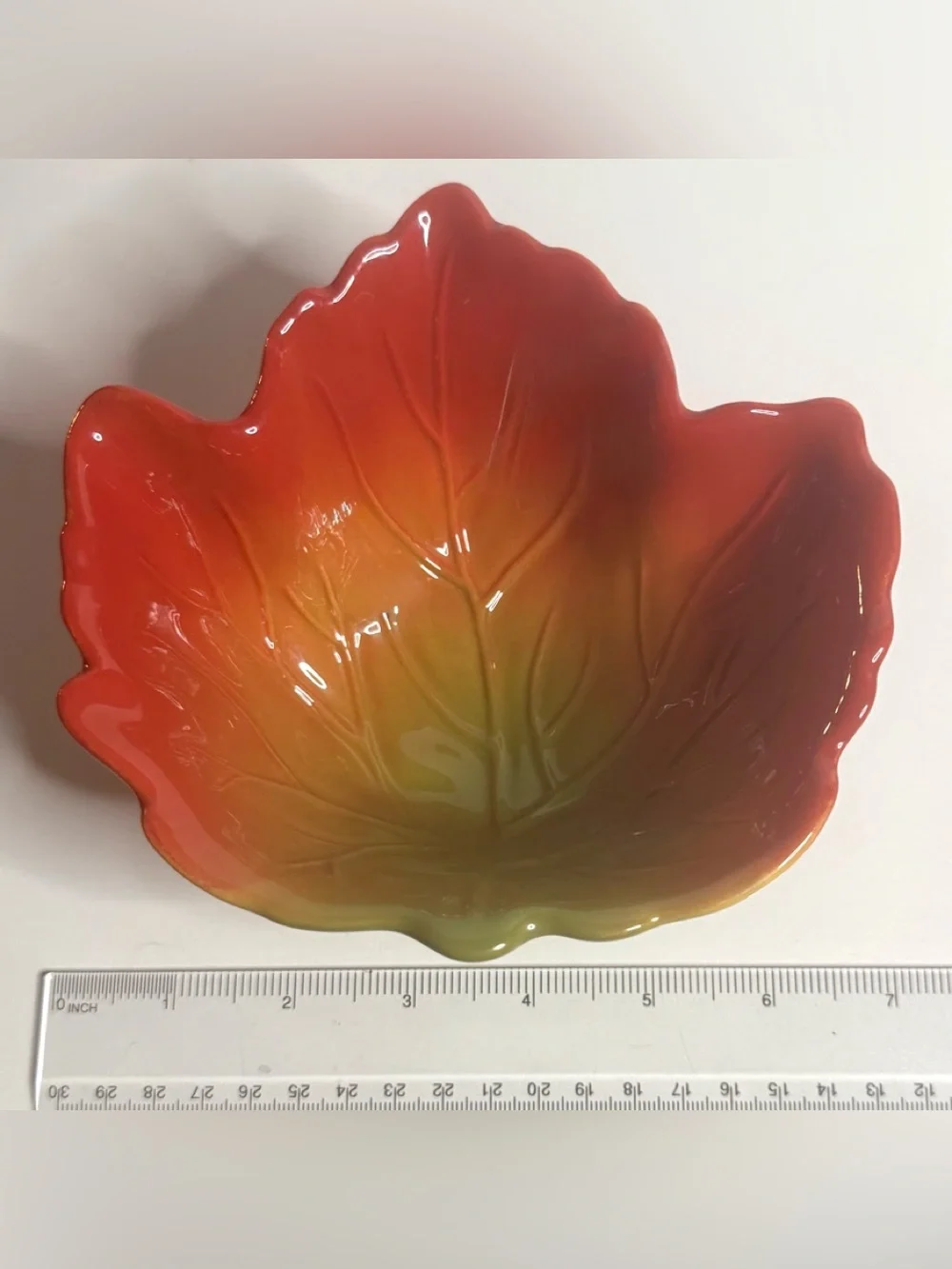 Heritage Collection Leaf-Form Ceramic Serving Set in Red and Green 2 pcs